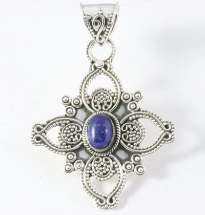 Traditionele bewerkte zilveren hanger met lapis lazuli