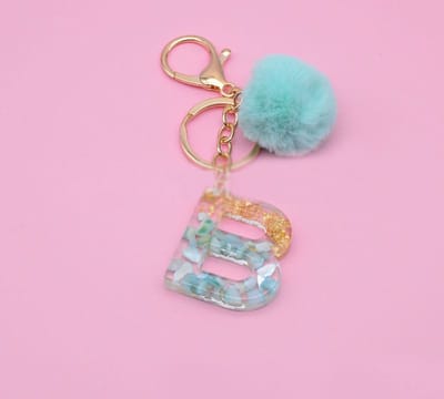 Letter Sleutelhanger A-Z – Luxe Initialen Sleutelhanger met Pompon & Kwastje – Tashanger voor Dames & Meisjes – Accessoire voor Sleutelbos, Handtas, Rugzak & Autosleutel – Persoonlijk Cadeau voor Vrouw, Moeder, Dochter & Vriendin