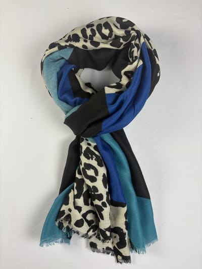 Leuke panter sjaal met vrolijke kleuren van mooi materiaal 50% viscose met 50% katoen