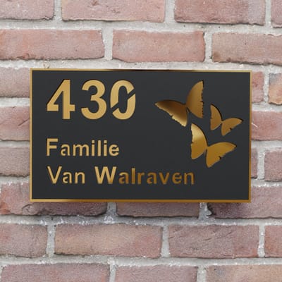 Naambordje voordeur - Huisnummerbord - Rechthoek vlinder - 30x18 - zwart/goud - blinde bevestiging