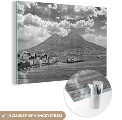 MuchoWow® Glasschilderij 90x60 cm - Schilderij acrylglas - Lichte bewolking boven Napels en de Vesuvius in Italië - zwart wit - Foto op glas - Schilderijen
