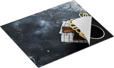 Chefcare Inductie Beschermer Uienringen op een Zwarte Betonnen Achtergrond - 65x50 cm - Afdekplaat Inductie - Kookplaat Beschermer - Inductie Mat