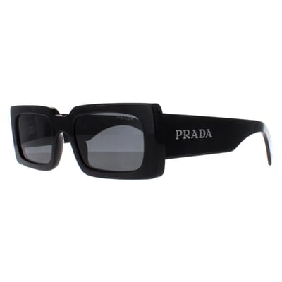 Prada PRA07S 1AB5S0 zwarte donkergrijze zonnebril
