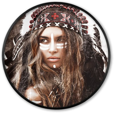 Poster in lijst Rond - Fotolijst 60x60 cm - Posters - Vrouw - Indianentooi - Veren - Strepen - Ronde posterlijst zwart - Decoratie - Wanddecoratie woonkamer - Muurdecoratie slaapkamer