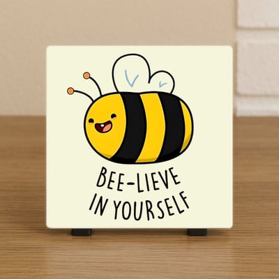 Wenstegeltje – “Bee-lieve in Yourself” – Motiverend Cadeau met Bij - Spreuktegel - Trendy nu - Tegeltje met afbeelding en tekst - illustratie – Decoratief Tegeltje met Standaard – Cadeau Idee