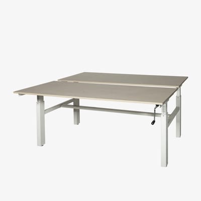 Romeo Duo werkplek, zit/zit hoogte verstelbaar dmv slinger (62-85cm) voorzien van 160x80/80cm lindberg (licht) eiken 25mm melamine bladen en zwart H-poot frame