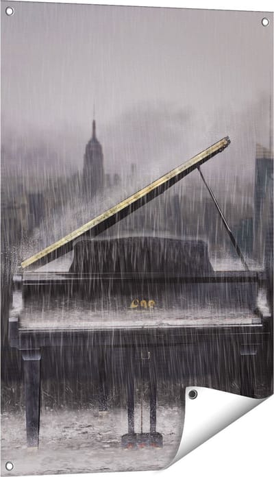 Gards Tuinposter Piano in de Regen voor een Stad - 60x90 cm - Tuindoek - Tuindecoratie - Wanddecoratie buiten - Tuinschilderij