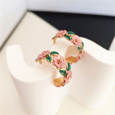 Rozen Tak Bloem C-vormige Hangende Oorbel voor Vrouwen Zoet Romantisch Frans Glazuur Temperament Creatieve Sieraden Accessoire black