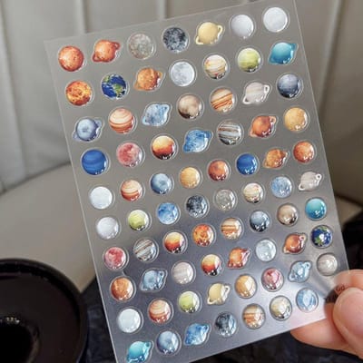 Nailartstickers met ruimtethema, kleurrijke interstellaire planeetdesigns, herbruikbare zelfklevende stickers voor doe-het-zelf manicure, perfect vakantiecadeau gray