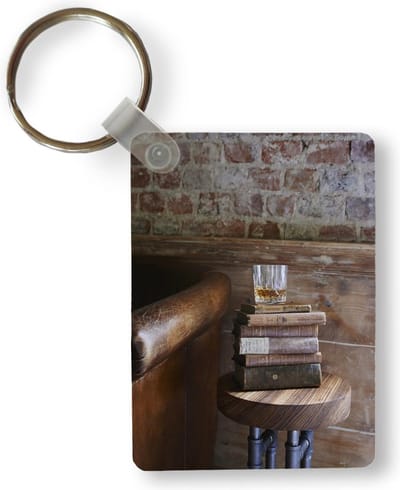 Sleutelhanger - Stapel oude boeken met een glas gevuld met sterke drank - Uitdeelcadeautjes - Plastic