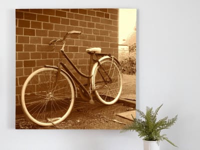Sepia kleurige fiets voor een muur | Sepia kleurige fiets voor een muur | Kunst - 40x40 centimeter op Dibond | Foto op Dibond