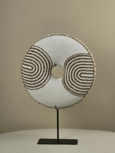 Blitzdeco - Decoratieve Donut - Jaclynn - Ringvormig - Beige/Wit - Zwarte Standaard - 30CM