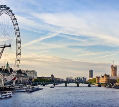 Uitzicht op de London Eye langs de Theems in Londen - Fotobehang (in banen) - 250 x 260 cm