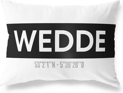 Tuinkussen WEDDE - GRONINGEN met coördinaten - Buitenkussen - Bootkussen - Weerbestendig - Jouw Plaats - Studio216 - Modern - Zwart-Wit - 50x30cm