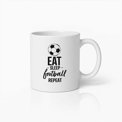 Eat Sleep Football Repeat Mok – Sportieve Voetbalfan Koffiebeker