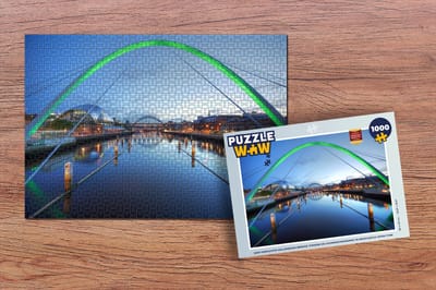 Puzzel Een verlichte Millennium Bridge tijdens de avondschemering in Newcastle-upon-Tyne - Legpuzzel - Puzzel 1000 stukjes volwassenen