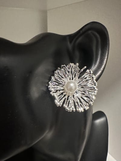 Zilverkleurige bloem oorbellen | Make up | Parfum | Moederdag | Verjaardagscadeau| Cadeautje| Valentijnsdag| Kado | sieraden | vaderdag | oorbellen | oorsieraden