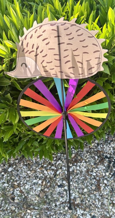 Windmolen met dier "egel" - meerkleurig- nylon + kunststof steker- dia 28 cm x hoogte 80 cm - Tuinaccessoires - Tuinstekers