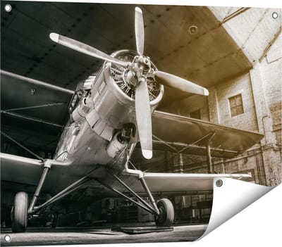 Gards Tuinposter Oud Vliegtuig in een Hangar - Zwart Wit - 80x60 cm - Tuindoek - Tuindecoratie - Wanddecoratie buiten - Tuinschilderij