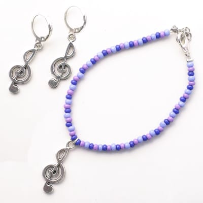 Set armband in paarstinten met muzieksleutel en oorbellen