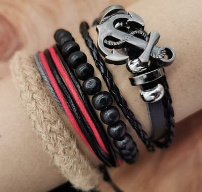 Stoere - heren armband – Set van 4 verschillende bandjes waarvan: Leer, hout kralen, textiel - zelf in grootte instelbaar.