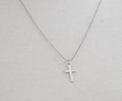 Ketting met hanger kruisje zilverkleur.