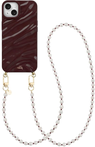 xoxo Wildhearts Burgundy Glaze telefoonhoesje met koord - geschikt voor iPhone 13 - Burgundy Pearl (lang koord) - Dream hoesje met telefoonkoord - Glimmende silicone case met plooien - Parelketting met burgundy & gouden details - Bordeaux rood