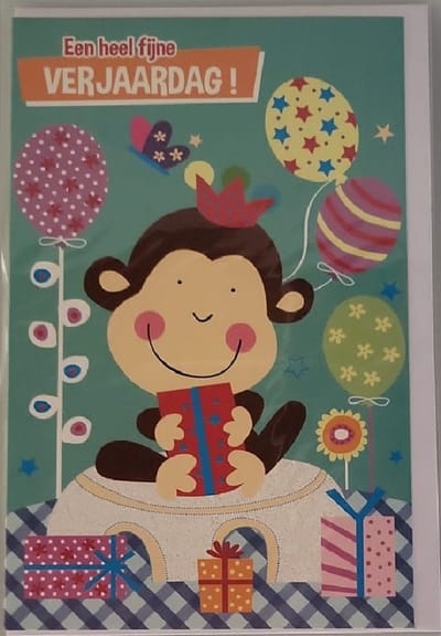 Een heel fijne verjaardag! Een kleurrijke kaart met een vrolijke aap die een cadeau vast heeft. Er omheen hangen leuke ballonnen. Leuk om zo te geven of om bij een cadeau te voegen. Een dubbele wenskaart inclusief envelop en in folie verpakt.