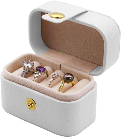 Mini Ring Box voor Reizen - PU Leren Ringopbergdoos met 4 Ringen - Draagbare Sieradenopslag voor Zakelijk Gebruik en Vakanties (Wit)