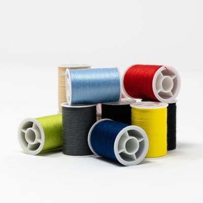 Famanu – Polyester draad assortiment met 12 spoelen in 10 kleuren, geschikt voor hand- en machinenaaien, reparaties en knutselen