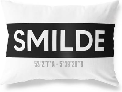 Tuinkussen SMILDE - DRENTHE met coördinaten - Buitenkussen - Bootkussen - Weerbestendig - Jouw Plaats - Studio216 - Modern - Zwart-Wit - 50x30cm