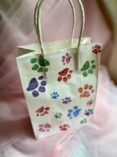 Geschenktas - Cadeauverpakking - Cadeautas - Giftbag - Tasje - Papier - 15 x 21 cm - wit met meerkleurige kattenpootjes - set van 6