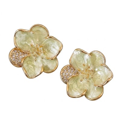 Dames oorbellen in Bloemvorm – Goudkleurige Rand, Parelmoer Witte Blaadjes en Strass Accenten
