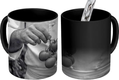 Magische Mok - Foto op Warmte Mokken - Koffiemok - Tomaten - Chef - Zwart - Wit - Magic Mok - Beker - 350 ML - Theemok
