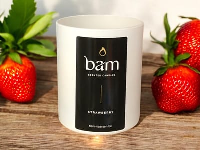 BAM Strawberry Geurkaars – Aardbei Kaars met Houten Wiek – Vegan Geurkaars van Zonnebloemwas – 60 Branduren – Handgemaakt in België