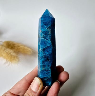 Prachtige Blue Apatite Edelsteen Toren – 8-10 cm (1,5-2 cm dik) Obelisk punt