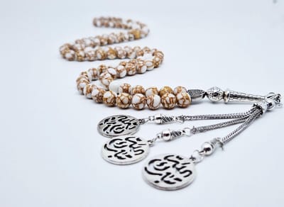 Handgemaakte tesbih "Tasbih" natuursteen "Wit howliet gesponnen goud" - Aantal kralen 99 - Diameter kralen 8MM - met metaal tassel "Tabarak Allah" - Een mooi cadeau-idee