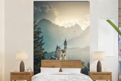 Behang - Fotobehang Natuur - Kasteel - Berg - Neuschwanstein - Breedte 200 cm x hoogte 300 cm