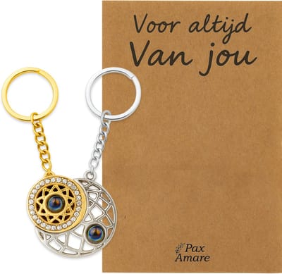 Koppel Sleutelhanger voor 2 'Voor altijd van jou' - Rondjes ILY IN 100 TALEN - Sleutelhanger set op Cadeau Kaartje - Goudkleurig & Zilverkleurig - Persoonlijke Hanger - Pax Amare