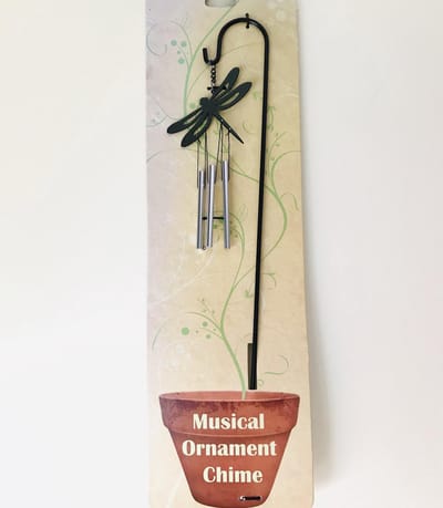Nature's Melody windgong libel hangend op tuin prikker.9x46c0.5cm. Metalen Tuinsteker. tuindecoratie. Tuinsteker windgong met + 7x17x2cm van sleepy hollow  gratis bij.