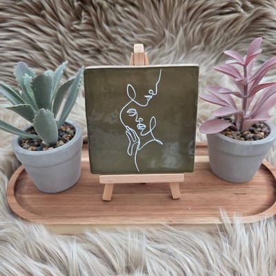 Robuust Wenstegeltje lijntekening koppel – Hip trendy tegeltje – 10x10 cm – Cadeau voor Partner, valentijn of zomaar – Stijlvol en Persoonlijk Woonaccessoire - Zomaar - Deco – Trendy nu – Decoratief Tegeltje met Standaard – Cadeau Idee
