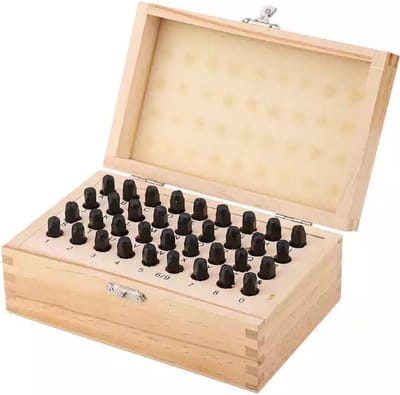 36-delige slagletters/cijferset 3mm - Slagletters - Slagcijfers - Slagletterset - Slagcijferset - 36 stuks - Houten kist - A t/m Z, &, 0 t/m 8 - 3mm