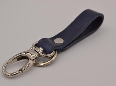 BLAUWE SLEUTELHANGER MET STRAK DESIGN. GEMAAKT VAN TOP KWALITEIT ITALIAANS VOL NERF LEDER