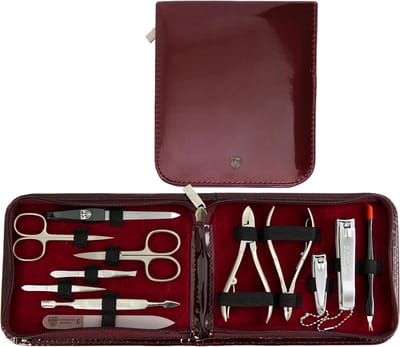 - 12-delige Manicure-Pedicureset 'Firenze' | Hoogwaardige Nageletui van Kunstleer voor Hand- en Voetverzorging. Kleur: Wijnrood | Inhoud: Nagelschaar, Nagelknipper, Pincet en Meer.