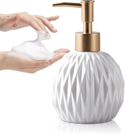 QTTVBTNA – 1 Stuk Keramische zeepdispenser – navulbare vloeibare handzeep dispenser met gouden pomp – reliëf design – luxe zeep pomp voor badkamer en keuken – geschikt voor handzeep afwasmiddel lotion – stijlvolle wastafel accessoire – 400 ml – Wit