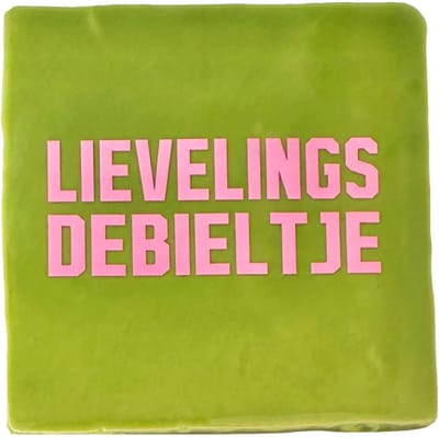 Snoes Spreuktegel – Lievelings Debieltje – Fris Groen met Roze – Inclusief Plakhaakje – Handgemaakt Keramiek 10x10 cm – Grappig Cadeau – Humor Kado – Kleurrijke Wanddecoratie