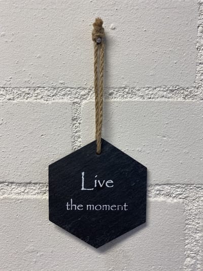 Deco leisteen met ophangkoordje - hexagon - Live the moment - 10.5x9 cm - Woonaccessoires
