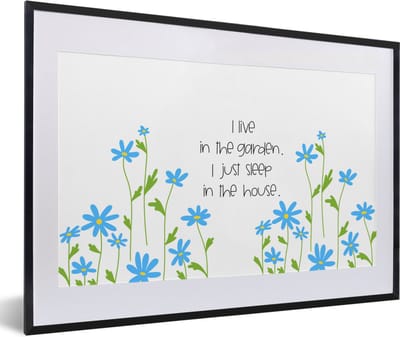 Fotolijst incl. Poster - I live in the garden I just sleep in the house - Spreuken - Quotes - 60x40 cm - Posterlijst
