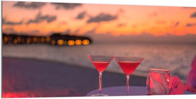 Dibond - Tafeltje op het Strand met Cocktails in de Avond - 200x100 cm Foto op Aluminium (Wanddecoratie van metaal)