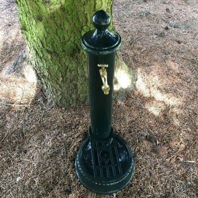 Zuilfontein met kraan - Staande fontein - Terras decoratie - Vorstbestendig oppervlak - 63 cm hoog - Donkergroen